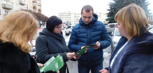 Варто знати свої права: фахівці Регіонального центру з надання БВПД у Житомирській області проводять флешмоби та лекції