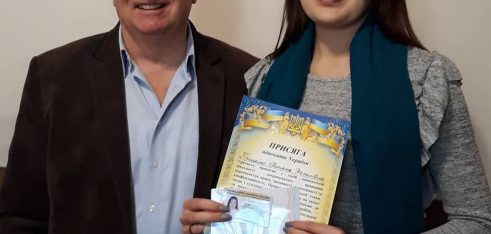 Професійне зростання: фахівчиня Коростенського місцевого центру з надання БВПД отримала свідоцтво про право на зайняття адвокатською діяльністю