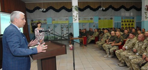 Як захистити права виборців та не переплачувати за комунальні послуги розповідали військовослужбовцям Чернігова