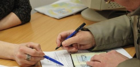 Фахівці Ужгородського місцевого центру консультують