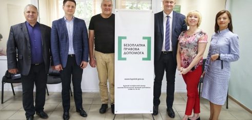 У приміщенні  Ніжинського місцевого центру надавали правові консультації та спілкувалися із населенням.