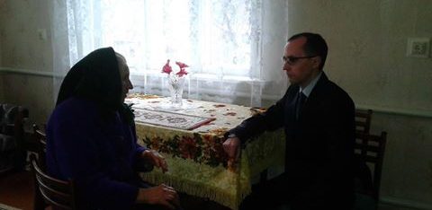 Працівники Центру допомогли пенсіонерці оформити документи для реєстрації помічника