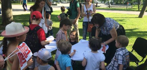 Фахівці Першого дніпропетровського місцевого центру долучились до флешмобу «Коло захисту»