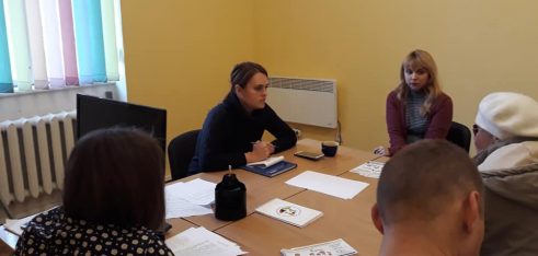 «Піднімав за руки, ноги і кидав на підлогу» – багатодітна мама довірилась сімейній радниці у багаторічному домашньому насильстві