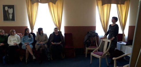 У Пустомитах з психологами обговорили проблеми потерпілих від домашнього насильства та торгівлі людьми