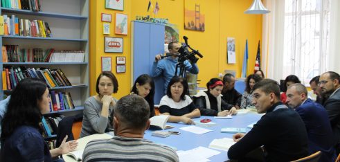 Звіт про проблеми цивільного населення під час війни на Донбасі презентували в обласній бібліотеці в Ужгороді