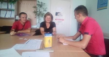 Працівники Зіньківського бюро консультують осіб, які перебувають на обліку в районному центрі зайнятості