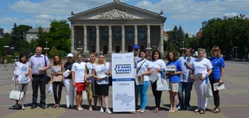 Мобільний пункт консультування працював на центральній площі міста Тернополя