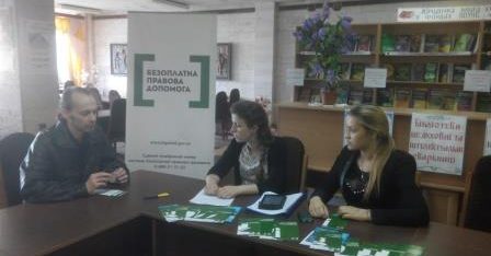 Параюристи продовжили надавати консультації у бібліотеці