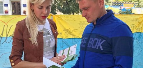 Представники Охтирського центру провели вуличне інформування під час параду прапорів