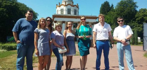 Фахівці Київських місцевих центрів провели вуличне інформування громадян з нагоди святкування дня Конституції України