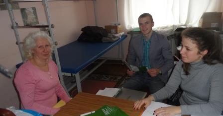 Мобільно консультаційний пункт Другого полтавського місцевого центру з надання БВПД консультує громадян з обмеженими можливостями в приміщенні Полтавської обласної ради
