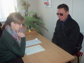 У Кролевецькому районному центрі зайнятості заступник директора Регіонального центру з надання безоплатної вторинної правової допомоги у Сумській області  консультувала громадян