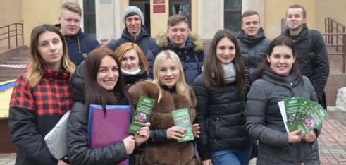 Працівники Сумського місцевого центру спільно зі студентською молоддю провели «вуличне інформування» громадян