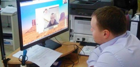 Працівники Сумського міського центру продовжують дистанційні консультації