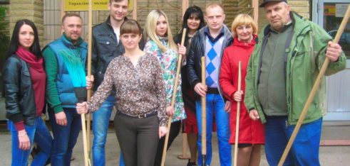 Працівники Регіонального центру провели «генеральне прибирання» території