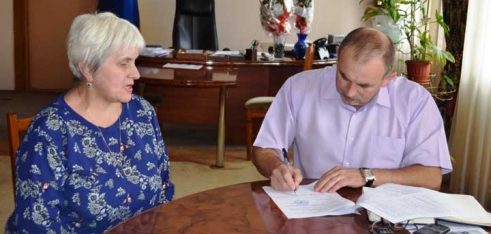 Голова Тячівської РДА підписав Меморандум про співпрацю з Хустським місцевим центром