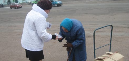 Працівники Менського МЦ продовжують інформувати населення