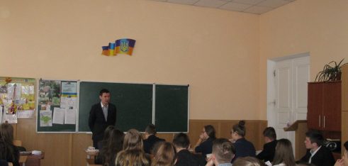 У Тернопільській гімназії  учні дізналися про свої права при затриманні працівниками поліції