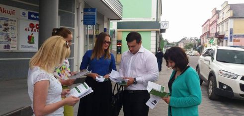 Місцеві центри влаштували флеш-моб, нагадуючи про необхідність громадським об’єднанням внести зміни до статутних документів