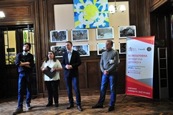 Про «життя на межі», що вирує в зоні АТО, дізналися буковинці під час перегляду світлин фотовиставки, приуроченої святкуванню Дня Гідності та Свободи