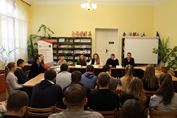 Відвідувачів бібліотечної установи ознайомили з правами людини та системою їх захисту