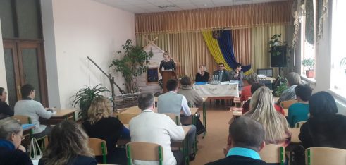 Працівники Старокостянтинівського місцевого центру з надання БВПД розповіли педагогам про можливості системи БПД