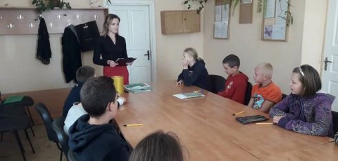 Учні Хотинщини отримали перші паспорти про свої права