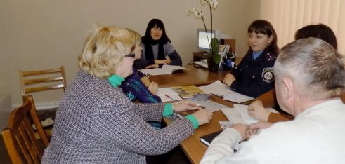 Фахівці Краснопільського бюро правової допомоги обговорюють як запобігти антисоціальним явищам