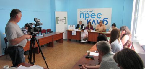 У Сумському прес-клубі презентували буклети системи безоплатної правової допомоги, виготовлені шрифтом Брайля