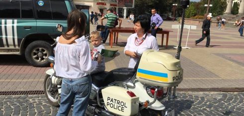 Мобільний пункт консультування працював на центральній площі міста Тернополя