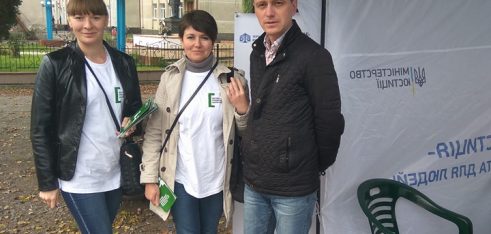 Мобільний інформаційний пункт завітав у місто Монастириська та селище Коропець