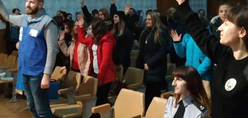 Людина, внутрішньо не підготовлена до насильства, завжди слабкіша за насильника