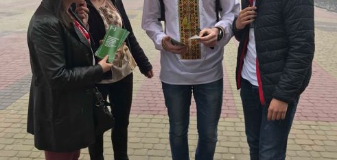 Мобільний пункт консультування працював на центральній площі міста Тернополя