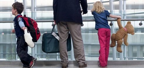 Неповнолітнім гарантуються: свобода пересування, вільний вибір місця проживання та право залишати територію України