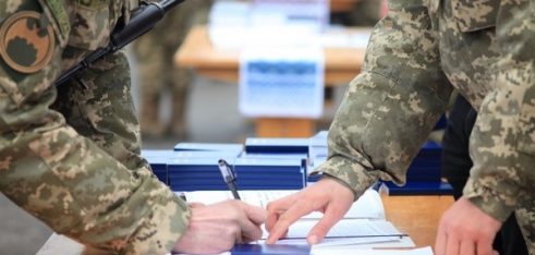 Розірвання контрактів військовослужбовців, які уклали контракти                 «до кінця особливого періоду» і які прослужили понад 24 місяці