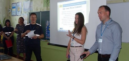 Фахівці безоплатної правової допомоги спільно з міжнародними партнерами говорили зі старшокласникам про важливість впровадження європейських цінностей в Україні