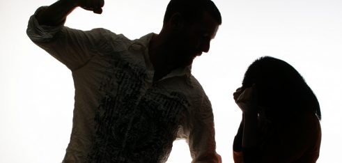 Що робити, якщо родич погрожує  фізичною розправою та виганяє із власного будинку?