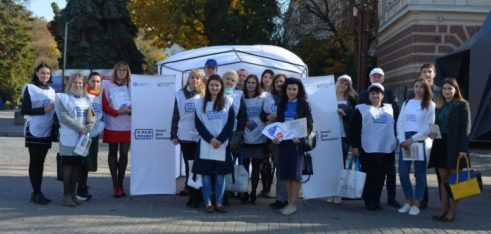 Мобільний пункт консультування працював на центральній площі міста Тернополя