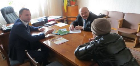 Фахівці Хмельницького місцевого центру консультували мешканців Меджибожа та Шрубкова