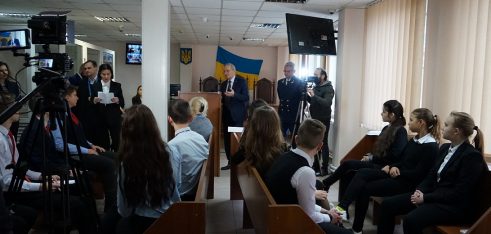 У Київському районному суді міста Одеси школярі стали учасниками імпровізованого судового засідання
