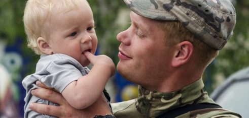 Які права гарантуються захисникам України?