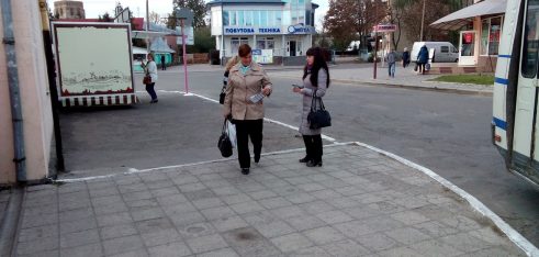 Працівники Старокостянтинівського місцевого центру з надання безоплатної вторинної правової допомоги продовжують здійснювати “вуличне” інформування громадян з метою доведення до відома інформацію про систему безоплатної вторинної правової допомоги