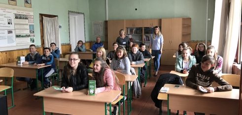 На Кам’янеччині юристки спілкувалися зі школярами та консультували громадян