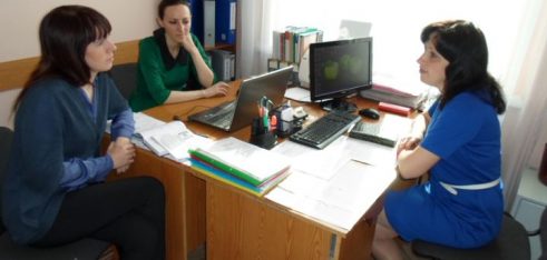 Шепетівський місцевий центр з надання БВПД: зустрічі з посадовцями та виїзний прийом у Ізяславі