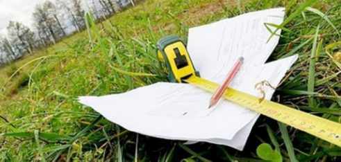 Фахівці Іванівського бюро правової допомоги проконсультували громадян щодо правил добросусідства щодо спільних меж (між сусідніми земельними ділянками)