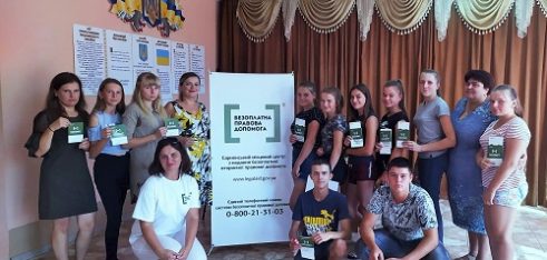 До діток села Вири, фахівці Сарненського МЦ завітали з подарунками