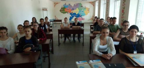 Підліткам розповіли цікаві факти про Конституцію з нагоди державного свята