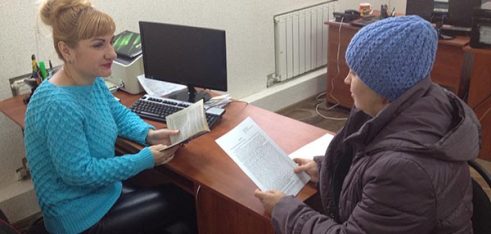 Право працівників на своєчасне одержання винагороди за працю захищається законом