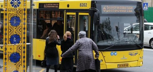 Хто має право на безкоштовний проїзд у громадському транспорті?